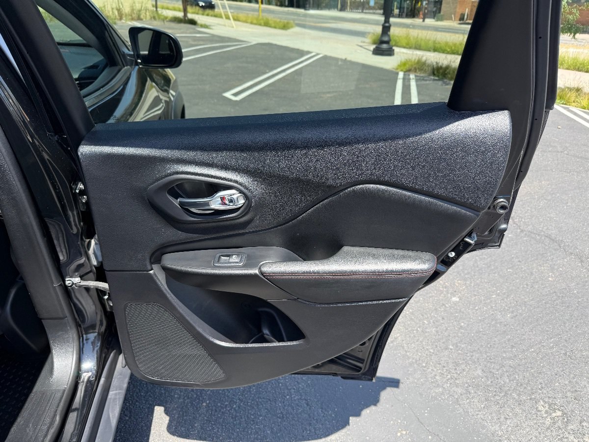 Used 2022 Jeep Cherokee Trailhawk w/ Sun, Sound & Nav Group AWD/4WD image 19