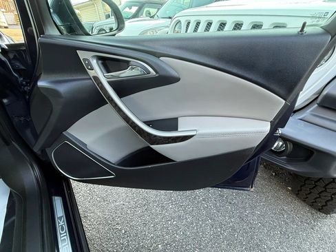 Used 2015 Buick Verano FWD image 28