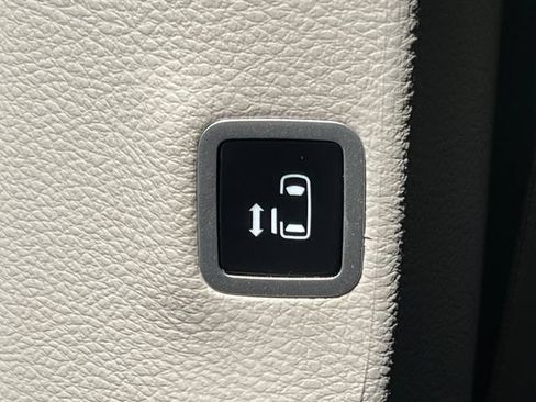 Used 2024 Chrysler Pacifica Touring-L AWD/4WD image 37