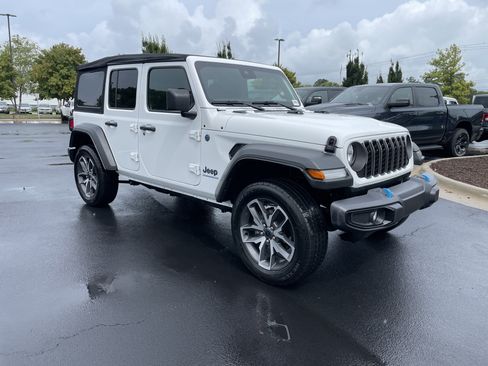 Used 2024 Jeep Wrangler Unlimited w/ Convenience Group AWD/4WD image 2