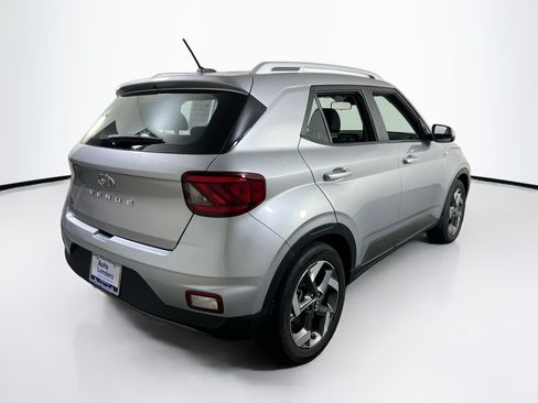 Used 2023 Hyundai Venue SEL FWD image 5