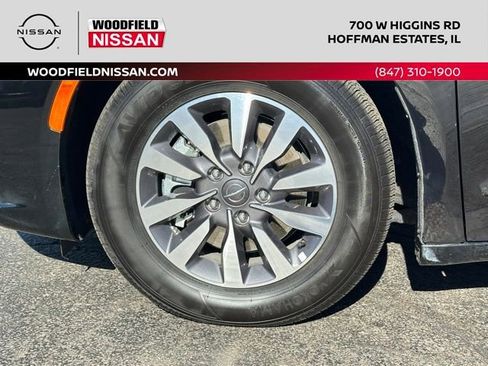 Used 2025 Chrysler Pacifica Select image 11