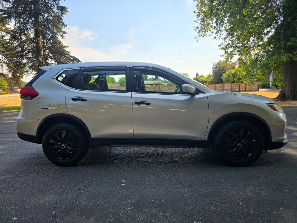 Used 2017 Nissan Rogue S AWD/4WD image 7