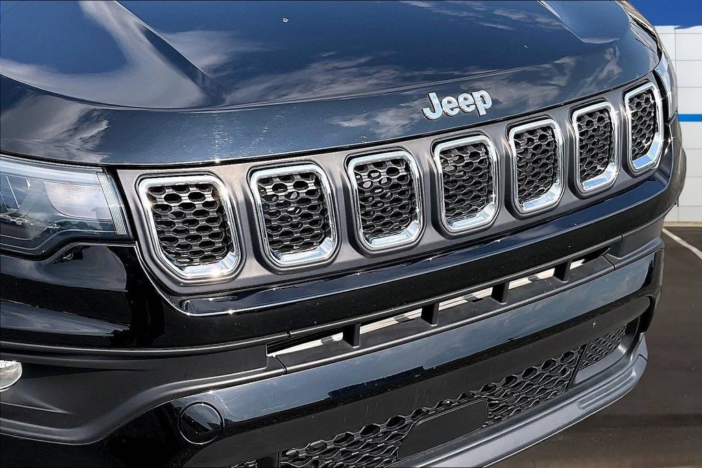 Used 2023 Jeep Compass Latitude AWD/4WD image 32