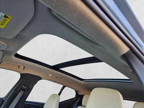 Used 2023 Volvo XC40 B5 Plus image 10