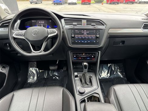 Used 2024 Volkswagen Tiguan SE image 13