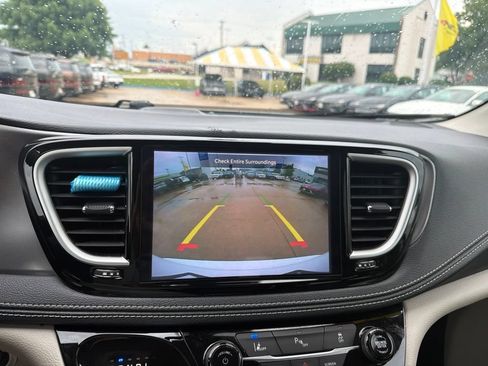 Used 2024 Chrysler Pacifica Limited FWD image 29