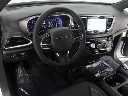 New 2026 Chrysler Pacifica Select image 9