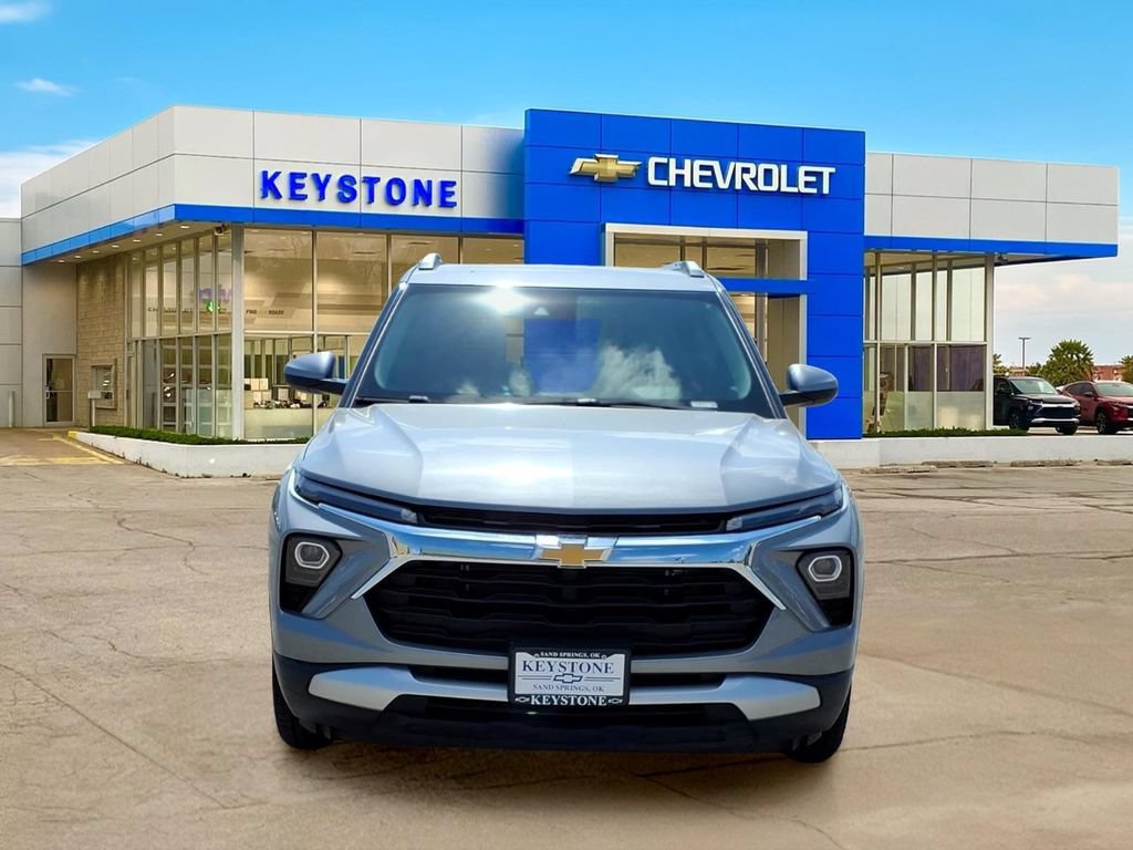 Used 2025 Chevrolet TrailBlazer LT FWD image 2