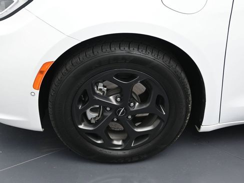 Used 2024 Chrysler Pacifica Select image 9