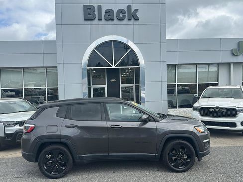 Used 2021 Jeep Compass Latitude FWD image 3