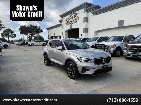 Used 2023 Volvo XC40 B5 Core AWD/4WD image 1