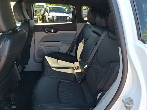 Used 2024 Jeep Compass Latitude AWD/4WD image 7