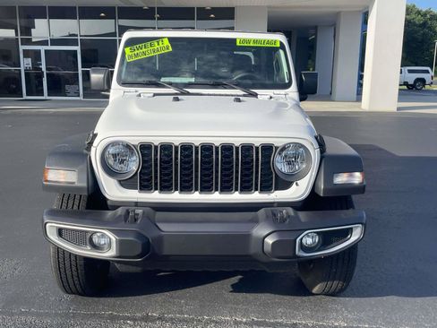 Certified 2025 Jeep Gladiator Sport AWD/4WD image 10