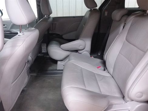 Used 2019 Toyota Sienna XLE FWD image 13