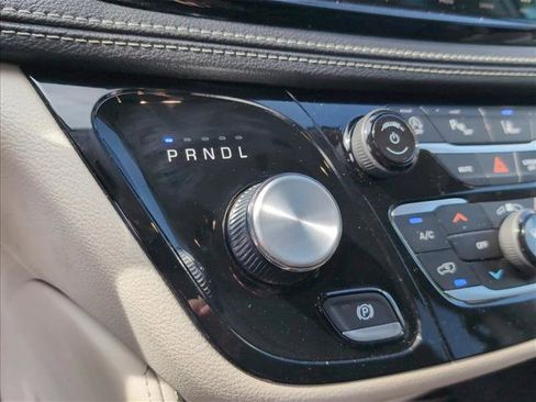 Used 2024 Chrysler Pacifica Limited FWD image 15