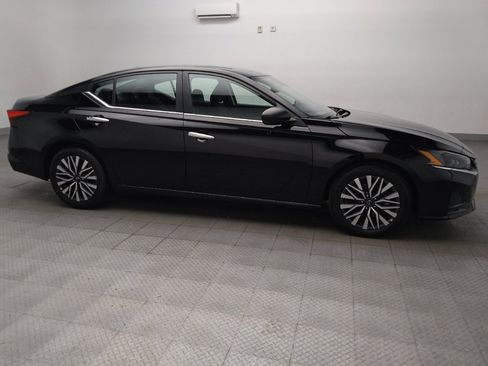 Used 2024 Nissan Altima 2.5 SV FWD image 11