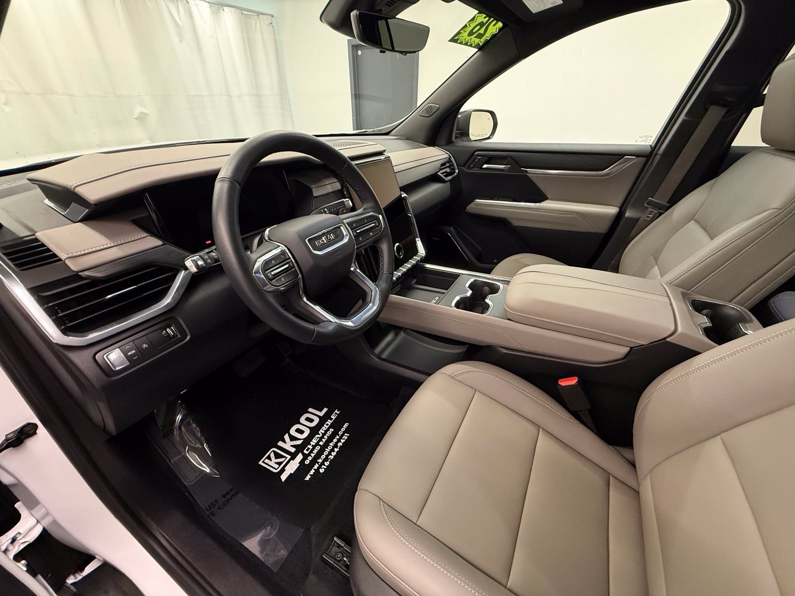 Used 2026 GMC Acadia Elevation w/ Elevation Premium Package FWD image 12