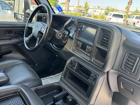 Used 2007 Chevrolet Silverado 2500 LT w/ Onstar Plus Package AWD/4WD image 15