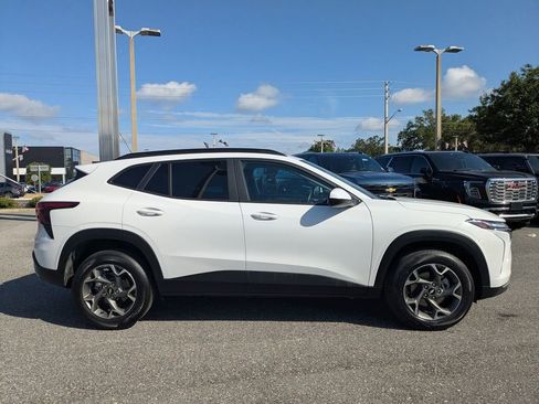 Used 2025 Chevrolet Trax LT w/ LT Convenience Package FWD image 2