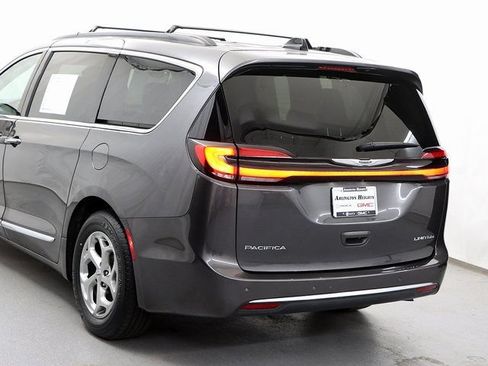 Used 2023 Chrysler Pacifica Limited FWD image 9