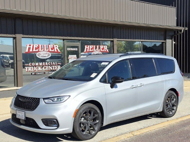 Used 2026 Chrysler Pacifica Select w/ S Appearance Package FWD image 3