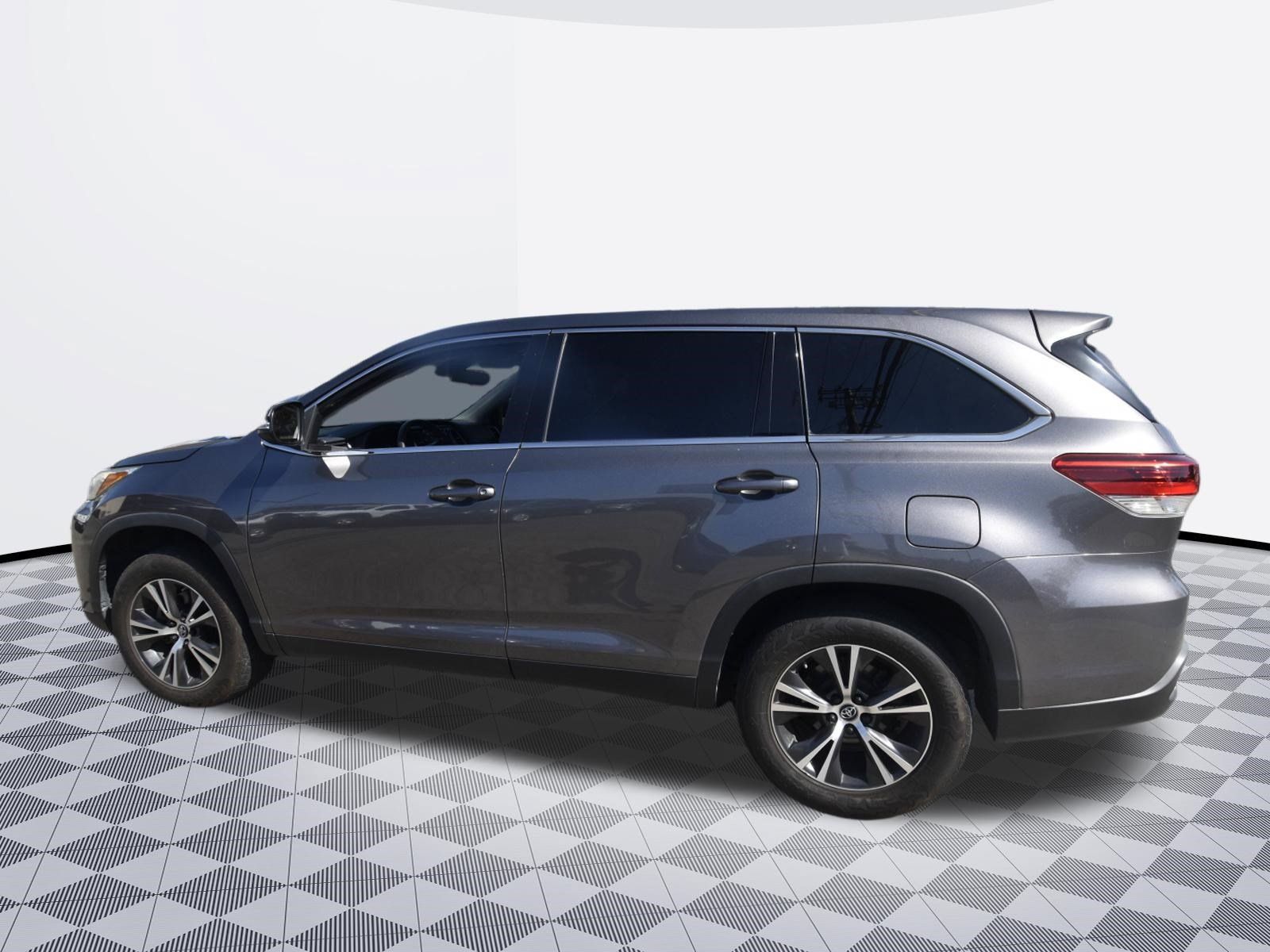 Used 2019 Toyota Highlander LE w/ Carpet Mat Package (TMS) FWD image 3
