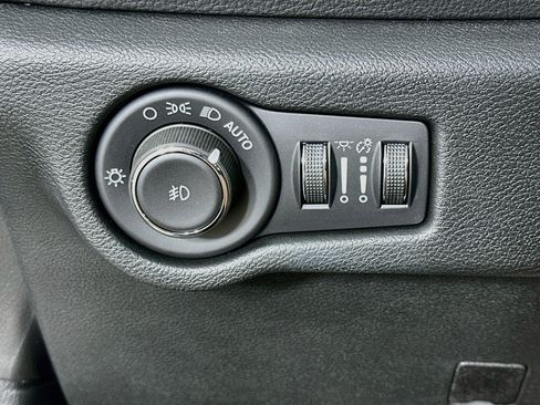 Used 2025 Chrysler Pacifica Premium FWD image 17