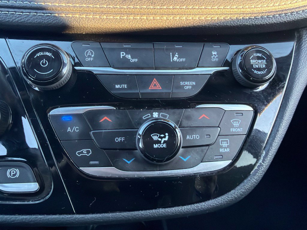 Used 2024 Chrysler Pacifica Touring FWD image 26