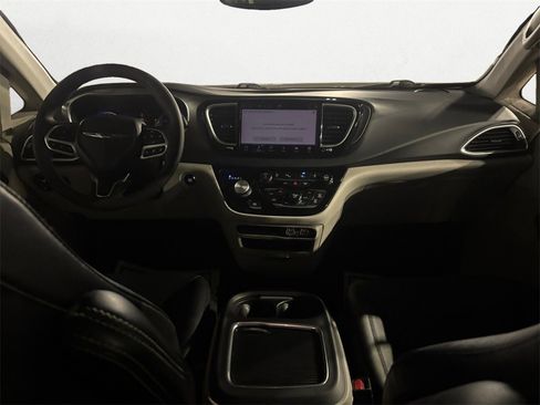 Used 2024 Chrysler Pacifica Touring-L image 10