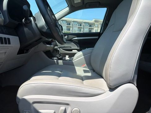 Used 2016 Toyota Highlander XLE w/ Protection Package #3 AWD/4WD image 10