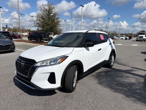Certified 2025 Nissan Kicks Play S image 3