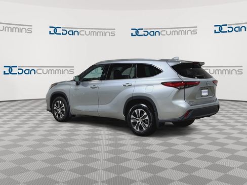 Used 2020 Toyota Highlander XLE AWD/4WD image 6