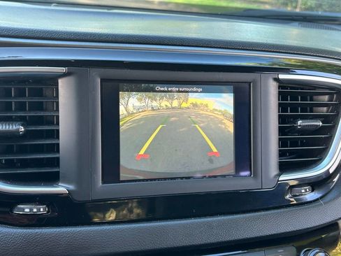 Certified 2020 Chrysler Pacifica Touring-L image 21