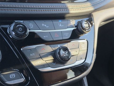 New 2026 Chrysler Pacifica Pinnacle image 18