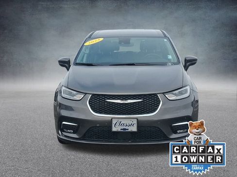 Used 2023 Chrysler Pacifica Touring-L image 2