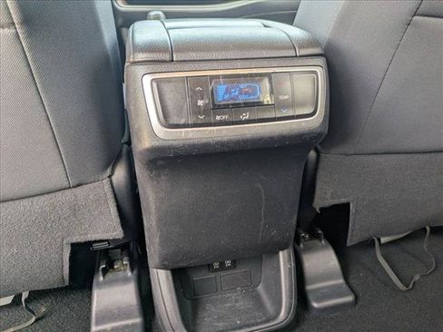 Used 2019 Toyota Highlander LE FWD image 16