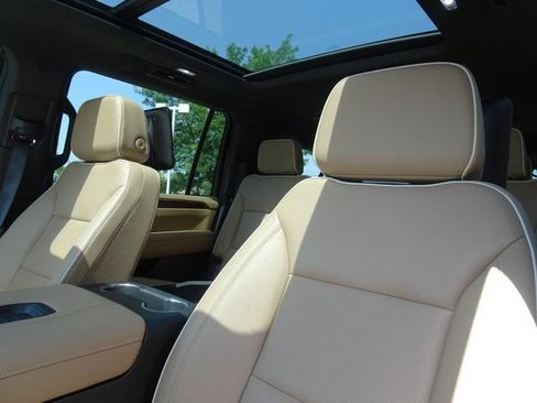 Used 2024 Chevrolet Suburban Premier w/ Advanced Technology Package AWD/4WD image 11
