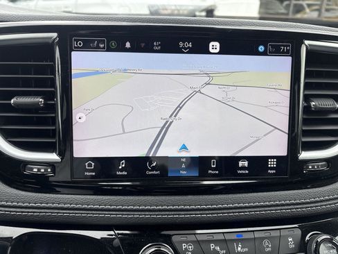 Used 2023 Chrysler Pacifica Limited FWD image 23