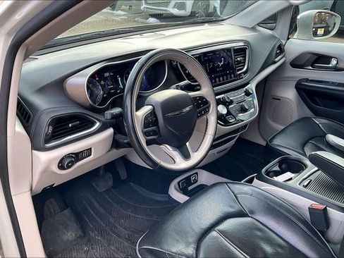 Used 2019 Chrysler Pacifica Limited w/ Tire & Wheel Group image 13