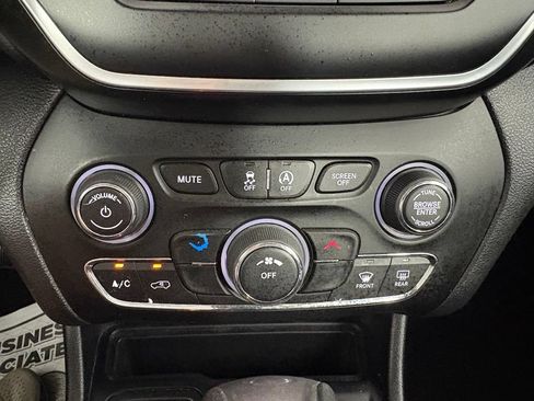 Used 2020 Jeep Cherokee Latitude FWD image 21