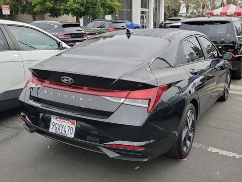 Used 2023 Hyundai Elantra SEL w/ Convenience Package FWD image 3