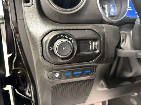 Used 2023 Jeep Wrangler Unlimited Sahara AWD/4WD image 23