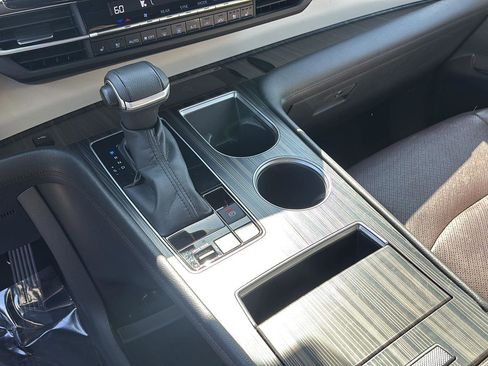 Used 2022 Toyota Sienna Platinum AWD/4WD image 27