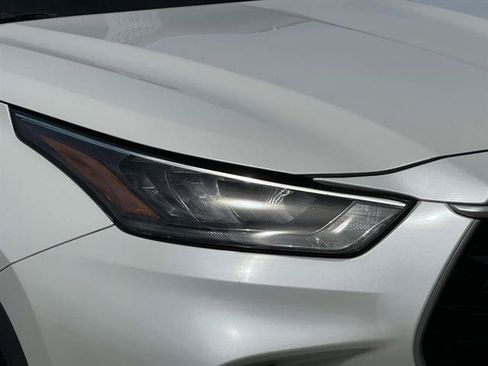Used 2020 Toyota Highlander XLE AWD/4WD image 8