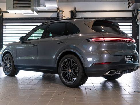 Certified 2025 Porsche Cayenne AWD/4WD image 3