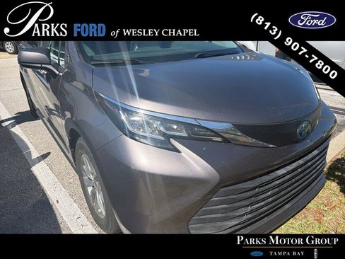 Used 2021 Toyota Sienna LE w/ LE Plus Package image 1
