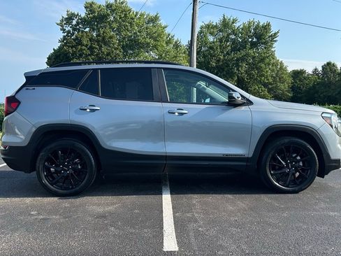 Used 2023 GMC Terrain SLE w/ Driver Convenience Package image 8