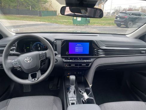 Used 2025 Toyota Camry LE image 31