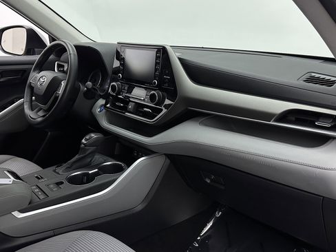 Used 2022 Toyota Highlander LE AWD/4WD image 35